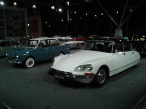 Op de trip down memory lane treft u onder meer een smetteloze Citroën DS en een concoursstaat DAF. Foto: Erik van Putten