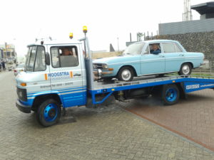 Een symbolisch eerbetoon: Scheidend voorzitter Roelf de Haan mag met pensioen en verlaat de voorzitterspost met deze bijzondere combinatie. Foto: Erik van Putten