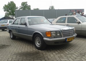 Ook een graag geziene gast: deze fraaie W126 met origineel Nederlands kenteken. Foto: Erik van Putten