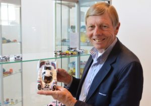 Gijs van Lennep- de legendarische autocoureur- vervolmaakt de collectie miniaturen in het Louwman Museum met een schaalmodel van de Porsche 917. De racelegende won met deze auto "Le Mans". Foto: NAMAC