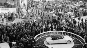Op CLASSICSNL wordt het 60-jarig bestaan van de Citroën DS geaccentueerd met een draaiplateau: Een prachtige knipoog naar de lancering van de Godin in 1955.