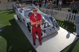 De winnende Le Mans combinatie van 1971. Gijs van Lennep poseert bij de Porsche 917, welke hij na de overwinning nooit meer bestuurde. Foto: Porsche/Pon