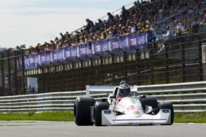 Freddy Hunt betoont eer aan zijn vader met een historische F1 Hesketh. James Hunt won 40 jaar geleden de GP van Zandvoort. Foto: Historic Grand Prix.
