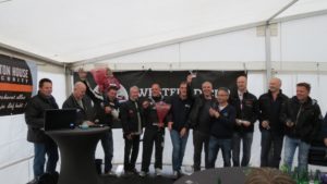 Nu het seizoen ten einde is, is het wellicht ook een mooi moment om u op het unieke sponsorconcept van de Westfield Rijdersvereniging te wijzen. Er worden namelijk 'loten' verkocht á € 500 per stuk. Naast de vermelding op alle auto's in de banner doet elk lot ook mee in de loterij. Bij de eerste vergadering van het nieuwe seizoen wordt er geloot en de winnaar van de loterij mag zich titelsponsor van de cup noemen. In het afgelopen seizoen was dat ANAC Carwash. Daarnaast worden de schildsponsor en evenementsponsoren geloot. Wellicht is dit voor AMK ook een interessante optie. De AMK Westfield Cup... klinkt wel aardig. Daarnaast is € 500 ook nog eens een schappelijk bedrag. Overigens geldt er tijdelijk een aanbieding, voor € 1000 krijgt de sponsor niet twee maar drie participaties, dus drie kansen.