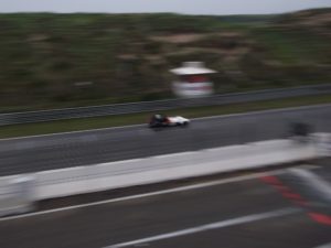 Nu het seizoen ten einde is, is het wellicht ook een mooi moment om u op het unieke sponsorconcept van de Westfield Rijdersvereniging te wijzen. Er worden namelijk 'loten' verkocht á € 500 per stuk. Naast de vermelding op alle auto's in de banner doet elk lot ook mee in de loterij. Bij de eerste vergadering van het nieuwe seizoen wordt er geloot en de winnaar van de loterij mag zich titelsponsor van de cup noemen. In het afgelopen seizoen was dat ANAC Carwash. Daarnaast worden de schildsponsor en evenementsponsoren geloot. Wellicht is dit voor AMK ook een interessante optie. De AMK Westfield Cup... klinkt wel aardig. Daarnaast is € 500 ook nog eens een schappelijk bedrag. Overigens geldt er tijdelijk een aanbieding, voor € 1000 krijgt de sponsor niet twee maar drie participaties, dus drie kansen.