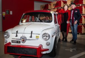 Ambassdrice en fan van Abarth. Niemand minder dan de echtgenote van Carlo Abarth is een prominent gezicht van Abarth Classiche. Afbeelding: Abarth/FCA