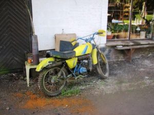 De Ardennen zijn inmiddels dat stuk heuvelland war je op weg naar het zuiden door raast. Maar daar doe je jezelf mee te kort. Wij gaan er nog regelmatig naar toe, niet via Boking.com, maar met de ervaring van jaren en soms nog steeds gewoon op goed geluk. We hebben er intussen vrienden gemaakt. En vrienden verloren. We voelen ons verbonden met de Ardennen. Ardennerleed Het voornaamste middel van bestaan in Wallonië? Dat zijn euro’s. En die euro’s worden rijkelijk via Vlaanderen en Brussel verstrekt. Edu leeft er van. We ontmoetten hem een jaar of tien geleden voor het eerst. Hij woont in een onverklaarbaar bewoonde woning buiten een klein dorp. Geen gas, water of elektra. Er staat een groot, antiek, houtgestookt fornuis in de tuin.