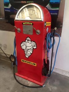 Uniek voor in de mancave: deze zeldzame en historische bandendrukinstallatie. Afbeelding: Waregem Oldtimer Expo