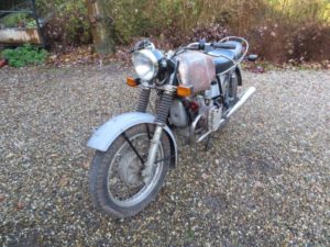 www.bensbikes.nl. Ben heeft zo'n Chang gehad en vond de andere foto's. Ben heeft zijn exemplaar een paar keer verkocht en terug gekocht omdat de nieuwe eigenaars vonden dat de twin te traag was... Vandaar het koosnaampje 'Jojo'. En de Richard waar over gesproken wordt is Richard Busweiler, de man die de wereld vanuit Genemuiden voorziet van oude Ural en Dnepr zijspancombinaties. Plus een occassionele Chang Jiang. De Russische/Chinese motorscene is een klein wereldje vol aardige mensen en vertederende budgetten.