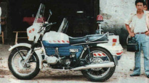 www.bensbikes.nl. Ben heeft zo'n Chang gehad en vond de andere foto's. Ben heeft zijn exemplaar een paar keer verkocht en terug gekocht omdat de nieuwe eigenaars vonden dat de twin te traag was... Vandaar het koosnaampje 'Jojo'. En de Richard waar over gesproken wordt is Richard Busweiler, de man die de wereld vanuit Genemuiden voorziet van oude Ural en Dnepr zijspancombinaties. Plus een occassionele Chang Jiang. De Russische/Chinese motorscene is een klein wereldje vol aardige mensen en vertederende budgetten.