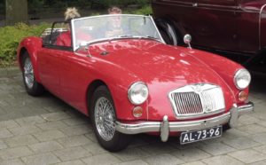 Secretaris Geale de Haan neemt de MG MGA mee naar de Oldtimershow, die ten bate van de Voedselbank wordt georganiseerd. Foto: Erik van Putten