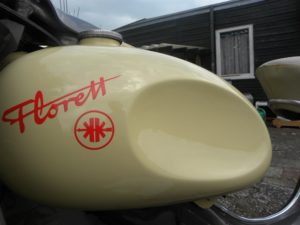 Een Kreidler ei-tank Nederlandse Floretts hebben hun historie. In geen land ter wereld waren er omstreeks de jaren zestig zoveel bromfietsen per inwoners als in Nederland. Geen wonder dat een grootproducent als Kreidler daar voor wel wat aanpassingen wilde doen.