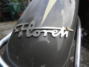 Een Kreidler ei-tank Nederlandse Floretts hebben hun historie. In geen land ter wereld waren er omstreeks de jaren zestig zoveel bromfietsen per inwoners als in Nederland. Geen wonder dat een grootproducent als Kreidler daar voor wel wat aanpassingen wilde doen.