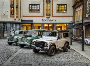 De twee miljoenste Landrover Defender- hier geflankeerd door zijn oudere broertjes- leverde tijdens de Bonhams veiling €550.000,-- op. De opbrengst gaat naar twee goede doelen. Afbeelding: Jaguar Landrover