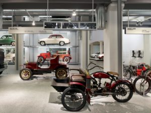 Binnen het Skoda Museum in Mlada Boleslav zijn diverse fabrikaten uit de vroege productiejaren van het Tsjechische merk tentoongesteld. Afbeelding: Skoda