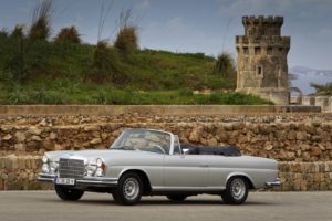 De Mercedes Benz 280 SE 3.5 is- zeker in cabriolettrim een begerenswaardige klassieker. Hij geldt als de officiële voorganger van de nieuwe S-Klasse cabrio en...is in Parijs te zien. Afbeelding: Daimler AG