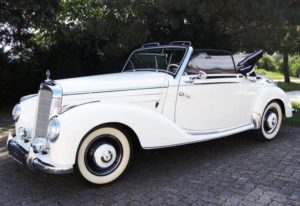 Deze prachtige Mercedes cabriolet uit 1952 ging in Maastricht onder de hamer. Hij leverde €144.271,-- op. Afbeelding: Coys