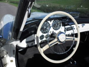 Wanneer de nieuwe eigenaar de 190SL meeneemt voor een fraaie tocht weet deze zich verzekerd van uitzicht op een prachtig dashboard. Foto: Catawiki