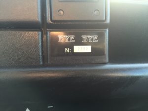 De Bye Bye badge op het dashboard verraadt het nummer van deze gelimiteerde serie, waarbij de nummering afliep van 1.000 naar 1. Foto: Le Classic/Catawiki