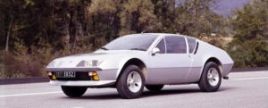 De Alpine A310 V6 is onderdeel van een imposante collectie klassiekers in Parijs. Hij siert de jubileumtentoonstelling met 40-jarige auto's op. Afbeelding: Renault