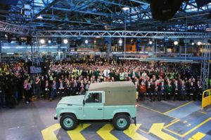 Na een productieperiode van 68 jaar rolde de allerlaatste nieuwe Defender in Solihull van de band. Met een historische kleurstelling en met een canvas huif. Afbeelding: Jaguar Landrover