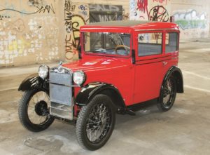 De eerste BMW 3/15 DA 2 werd in Berlin-Johannisthal gebouwd. Dit fotomodel poseert in de voormalige Berlijnse fabriek. Copyright: BMW AG/Eventpress