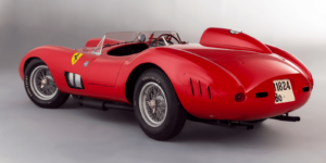 Voor een astronomisch bedrag van €32.075.200 inclusief 16% veilingkosten werd deze Ferrari 335 Spider Scaglietti op 5 februari in Parijs geveild. Nooit eerder werd een dergelijk bedrag voor een auto op een veiling betaald. Afbeelding: Artcurial.