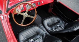 Een fenomenaal interieur, waarin schoonheid, sportiviteit en eenvoud een prachtig geheel vormen. Afbeelding: RM Sotheby's