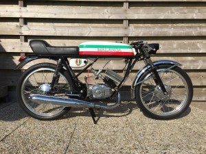 Een zeldzaamheid. In Drachten wordt deze Malanca Testarossa uit 1970 aan het publiek getoond. Afbeelding: Klassieker Drachten