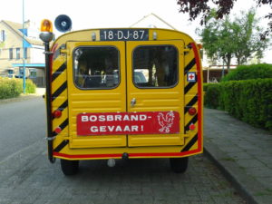 Grote borden op het achtersteven waarschuwden de weggebruikers voor gevaren. Afbeelding: Erik van Putten