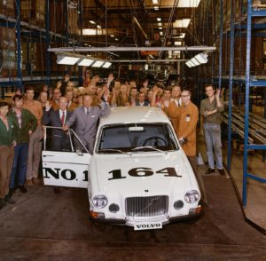 De eerste Volvo 164 loopt van de band. De terugkeer in de zescilinderklasse is een feit. Afbeelding: Volvo