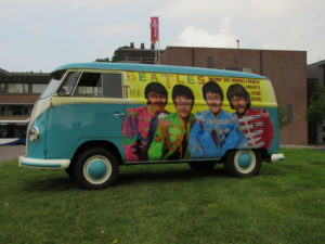 Een heel bijzondere VW T1 met "Beatles Bodypaint" sprong- net als veel andere luchtgekoelde VW's- tijdens Leeuwarden goes Aircooled in het oog. Afbeelding: Erik van Putten