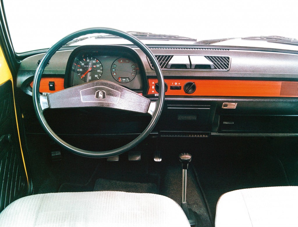 Het tot de facelift in 1979 gebruikte dashboard in de Polo was sober, maar overzichtelijk. Dit is de cockpit van de Polo L. Afbeelding: VW