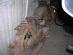 Een vergeten motorfiets in een schuurtje
