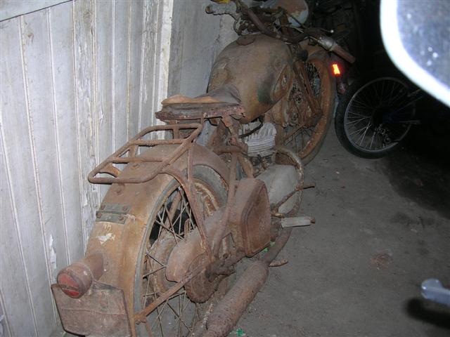 Een vergeten motorfiets in een schuurtje