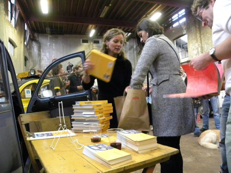 De presentatie van het 2CV liefhebbersboek, Ma Petite in de Meern was een succes en er waren veel jonge klassiekerliefhebbers