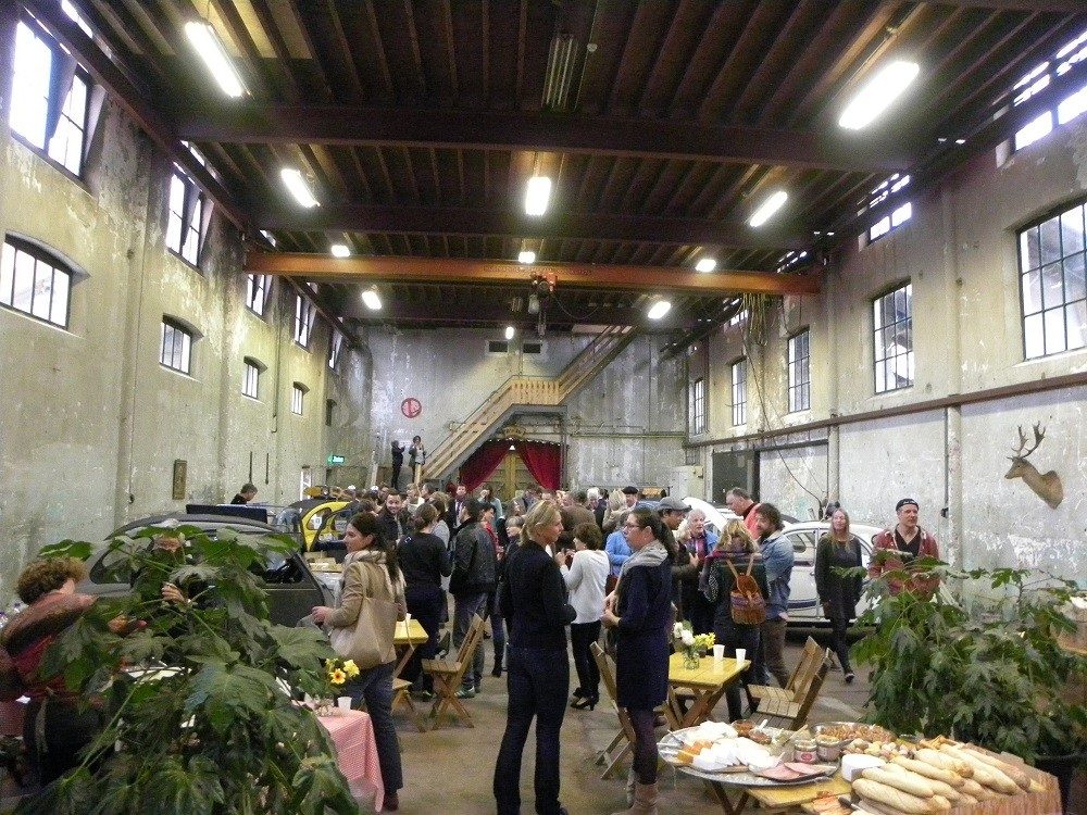 De presentatie van het 2CV liefhebbersboek, Ma Petite in de Meern was een succes en er waren veel jonge klassiekerliefhebbers