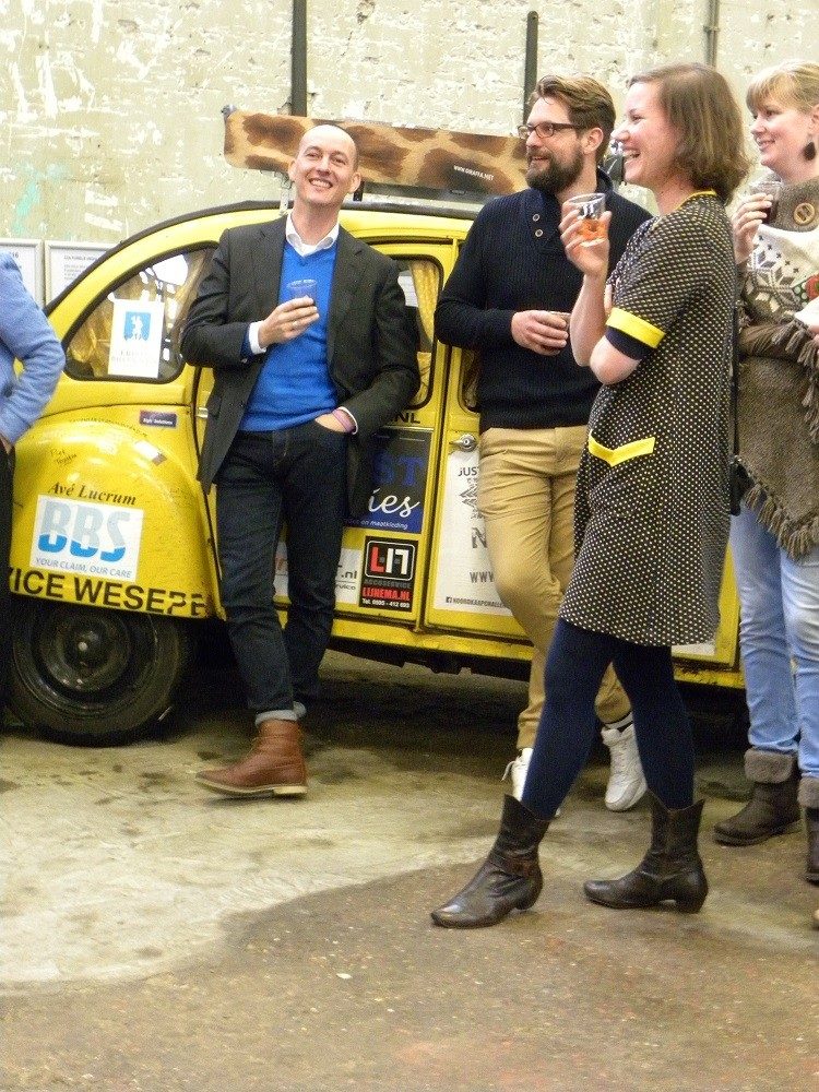 De presentatie van het 2CV liefhebbersboek, Ma Petite in de Meern was een succes en er waren veel jonge klassiekerliefhebbers