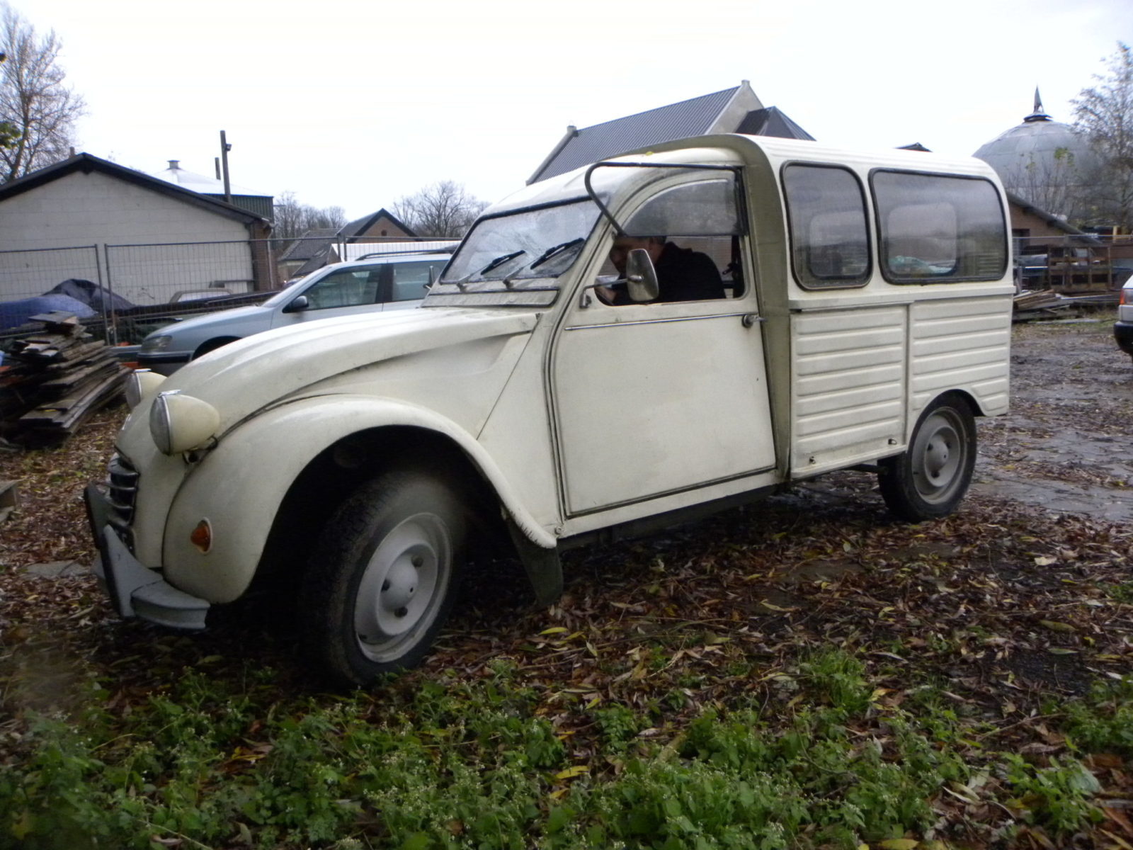 De presentatie van het 2CV liefhebbersboek, Ma Petite in de Meern was een succes en er waren veel jonge klassiekerliefhebbers