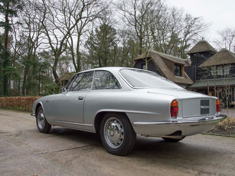 Prins Classics in Nunspeet staat om haar fraaie aanbod bekend. Deze Alfa Romeo 2600 Sprint maakt er op imposante wijze onderdeel van uit. Afbeelding: Prins Classics Nunspeet
