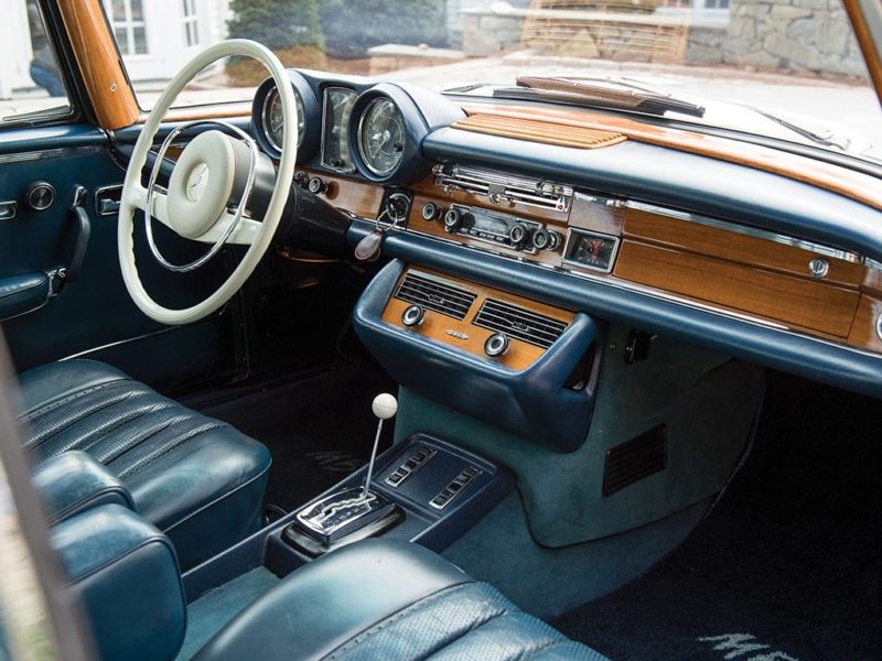 Bijzonder hoogwaardig en smaakvol. Het interieur van de geveilde 280 SE 3.5 Coupé verraadt pure kwaliteit. Afbeelding: RM Sotheby's