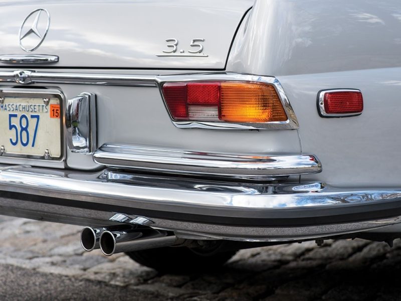 Wanneer u deze aanduiding achterop de Opera Coupé treft weet u: dit is de laatste versie. En de beste. Afbeelding: RM Sotheby's
