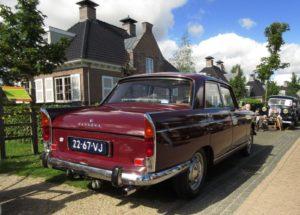 Ook zo'n auto die ons inziens thuishoort in de Tour of the Century: een Peugeot 404, hier gefotografeerd in Appelscha. Afbeelding: Erik van Putten