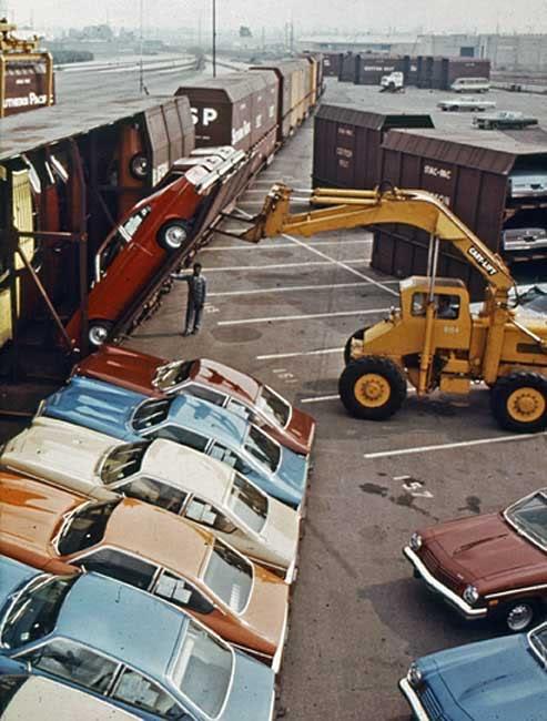 Eenmaal volgeladen komt er een reusachtige shovel die de klep dichtdrukt en kan het transport beginnen