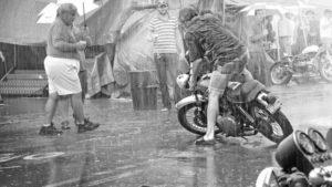 Tent in de regen, motorrijders, kamperen, hotel