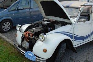 Traction Électrique is een samenwerkingsverband tussen ZEVparts (Leen de Bodt), 2CV-électrique (Ruben Stern) en Knooppunt Everdingen (Jos van Oosten). Gezamenlijk zijn de twee elektrische eenden ontwikkeld volgens de nieuwe regelgeving en bij de RDW in Lelystad ter keuring aangeboden als serie. 