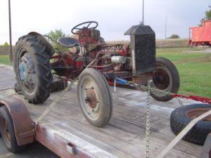 Trekkers of tractoren zijn belangrijk voertuigen voor de landbouw. Dit voertuig kan voor verschillende doeleinden worden gebruikt maar wordt met name toegepast voor het bewerken van het land. Tractor is een woord dat is afgeleid van het Latijnse woord “trahere”. Dit woord staat voor “trekken”. De tractor is voornamelijk bestemd voor het verplaatsen van objecten die zelf geen aandrijving hebben. Een tractor kan worden gebruikt voor het trekken, slepen en duwen van objecten. Tractors hebben in feite in de landbouwmechanisatie de rol van trekdieren en lastdieren overgenomen.