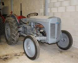 De trekker of tractor is een belangrijk voertuig voor de landbouw. Dit voertuig kan voor verschillende doeleinden worden gebruikt maar wordt met name toegepast voor het bewerken van het land. Tractor is een woord dat is afgeleid van het Latijnse woord “trahere”. Dit woord staat voor “trekken”. De tractor is voornamelijk bestemd voor het verplaatsen van objecten die zelf geen aandrijving hebben. Een tractor kan worden gebruikt voor het trekken, slepen en duwen van objecten. Tractors hebben in feite in de landbouwmechanisatie de rol van trekdieren en lastdieren overgenomen.