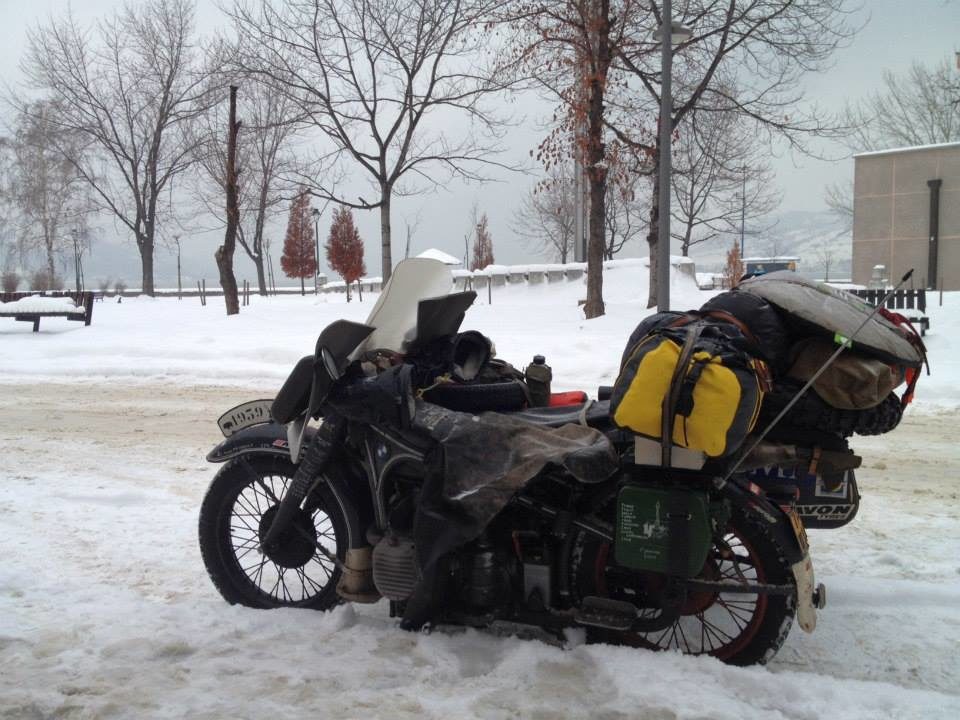 Motorfietsen met een afneembaar zijspan Als het zijspan van uw motorfiets afneembaar is, dan kunt u dit aangeven op het webformulier. Motorfietsen met een afneembaar zijspan horen ook de voertuigcategorie L4e (met zijspan) te hebben, maar krijgen in het kentekenregister dan een vermelding dat het gebruik zonder zijspan is toegestaan. De vermelding van een zijspan komt niet op het kentekenbewijs te staan. Wel kunt u na de vermelding uw voertuiggegevens raadplegen.Als u het kenteken invult, ziet u achter de letter 'J' de voertuigcategorie staan. De bijzonderheden staan onder het tabblad 'bijzonderheden'. Als u de voertuigcategorie van het voertuig niet juist laat registreren, kan dit gevolgen hebben bij controles op de weg door de politie (ook in het buitenland).