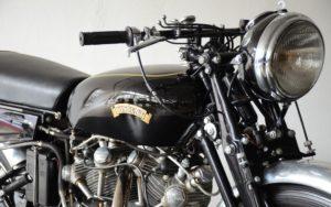 ''De D Serie was de laatste en ultieme doorontwikkeling van de Black Shadow. Het fabriceren van de motor bleek echter te duur waardoor de productie maar 6 maanden duurde en Vincent in 1955 besloot te stoppen met het maken van motoren''. Uiteindelijk zijn er maar 144 van deze ultieme Black Shadows gemaakt. De motor in de veiling is ook nog eens helemaal fabrieks origineel en dat maakt deze nog waardevoller. De verwachte opbrengst van de Vincent ligt tussen de 110.000 en 145.000 euro.